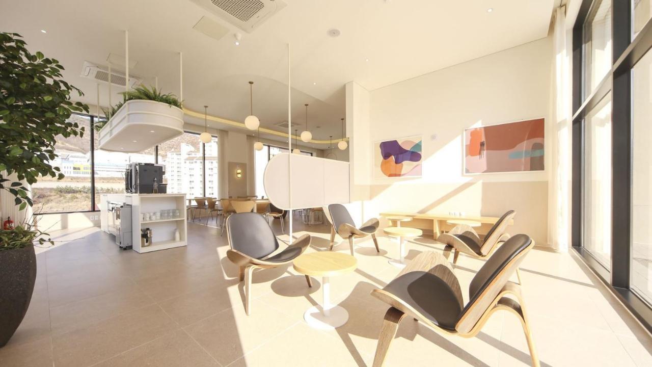 Hermon Hotel Gimhae Bagian luar foto