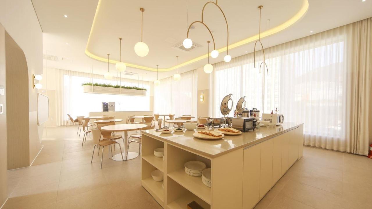 Hermon Hotel Gimhae Bagian luar foto