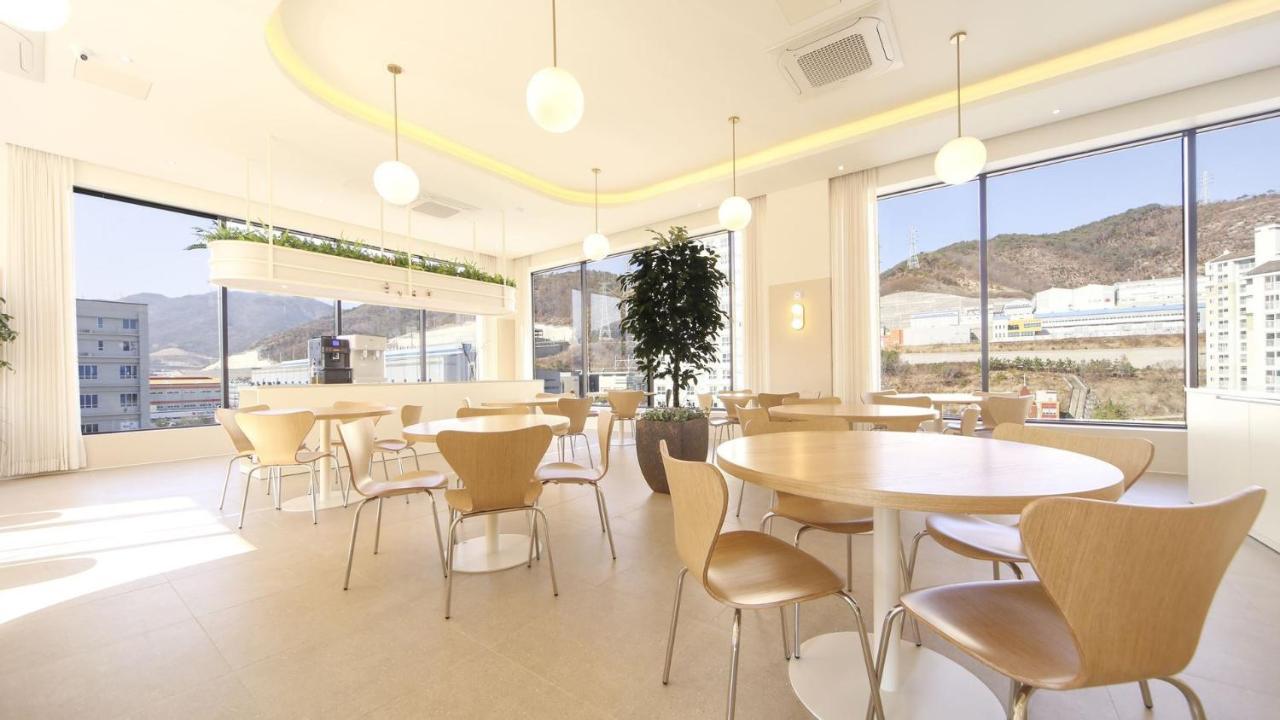 Hermon Hotel Gimhae Bagian luar foto