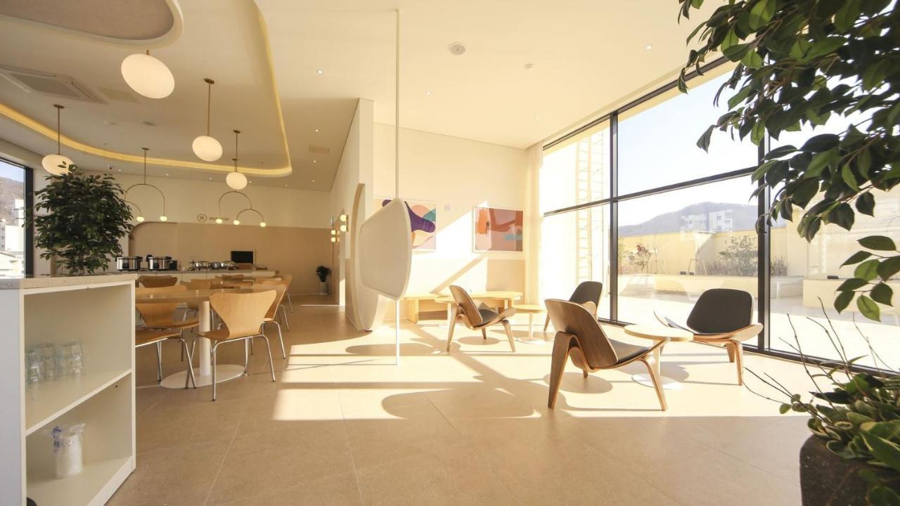 Hermon Hotel Gimhae Bagian luar foto