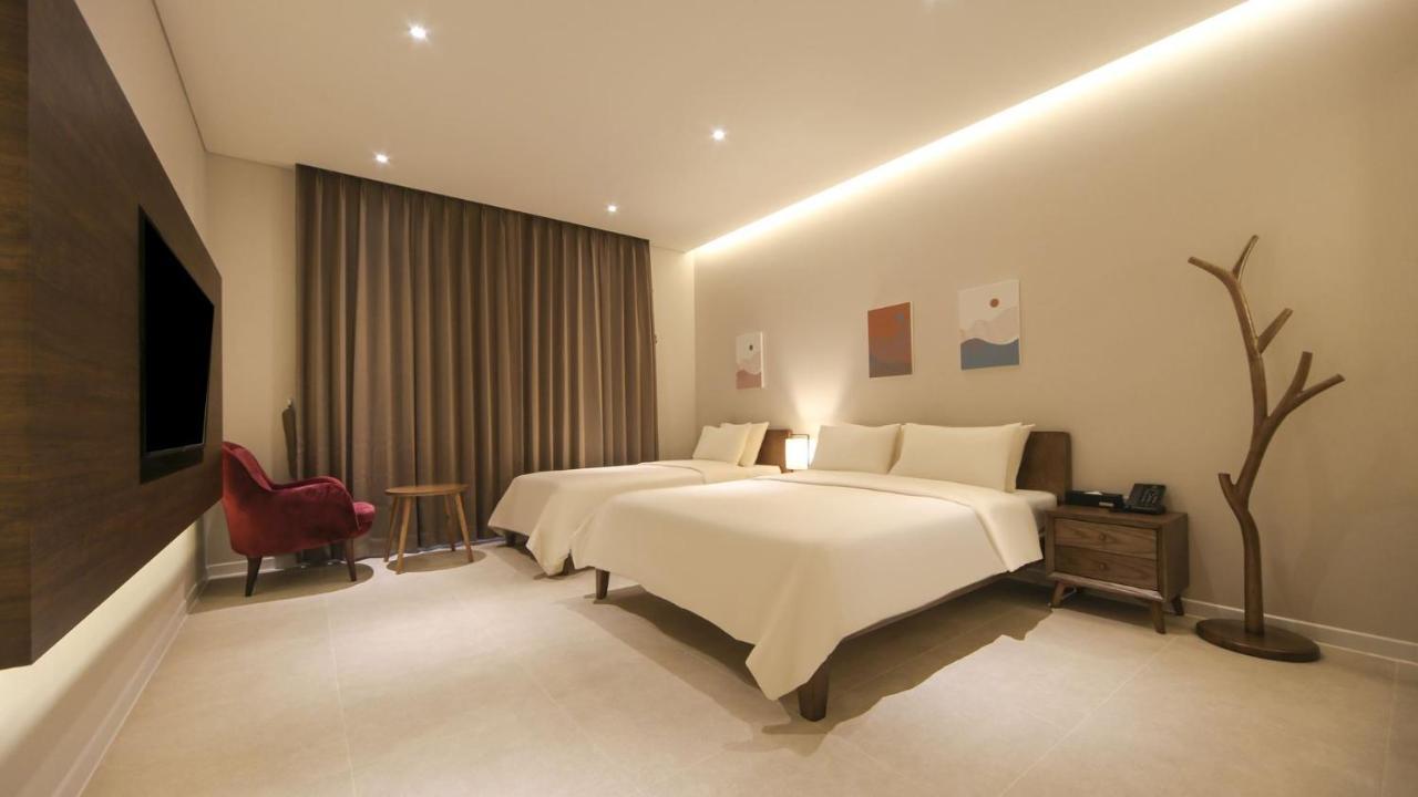 Hermon Hotel Gimhae Bagian luar foto